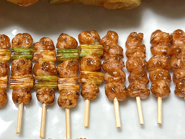 きれいに並ぶおいしそうな焼き鳥　その上に？「目がバグる」「う、うそだろ…」