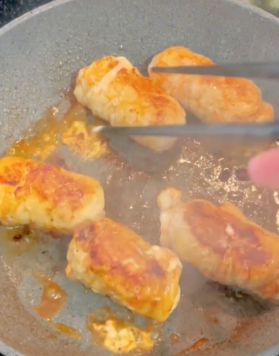 キムチとチーズを巻いてみて！　斬新『豚キムチ』レシピに「作り方新しい」