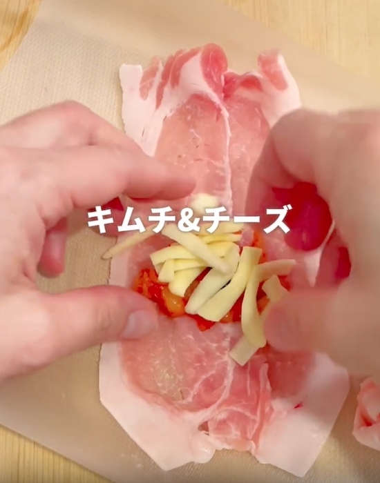 キムチとチーズを巻いてみて！　斬新『豚キムチ』レシピに「作り方新しい」