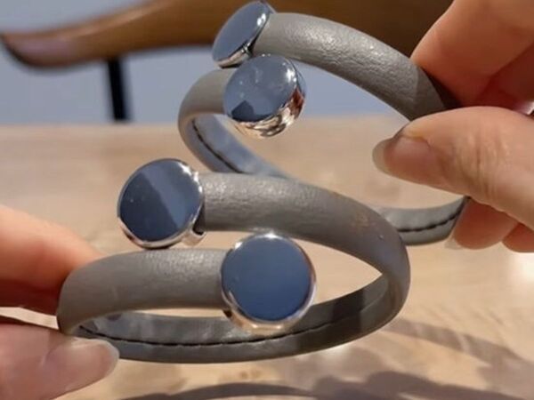 ズボンの裾が「床にくっ付かない」　出先のトイレで試せる裏技に「使えそう！」「絶対やる」