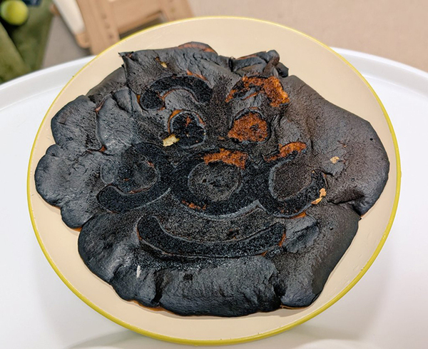 焦げたパンケーキに反響、なぜなら？　「母親の愛を感じる」「ずっと見てたい」