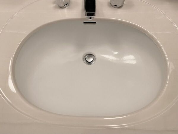 洗面台の黄ばみはどうやって落とす？　企業が教える掃除方法に「なるほど」