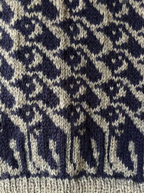 手編みしたニットベスト　裾のほうをよく見ると…「天才ですか？」「販売してほしい」