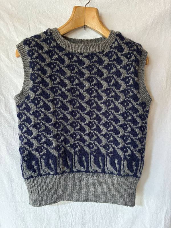 手編みしたニットベスト　裾のほうをよく見ると…「天才ですか？」「販売してほしい」