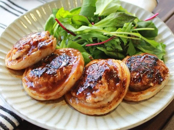 輪切りにしたタマネギ、中に詰めたのは…？　「手軽だね」「タマネギ苦手でも食べられそう」