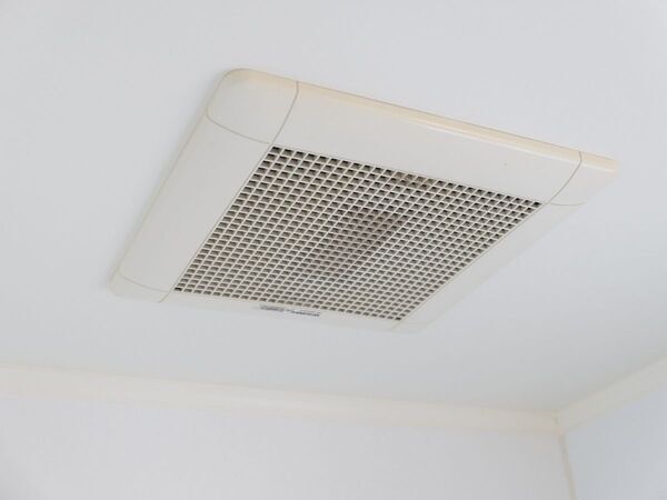 換気扇の奥に潜むカビを一掃！　お風呂の埃と湿気を撃退する方法