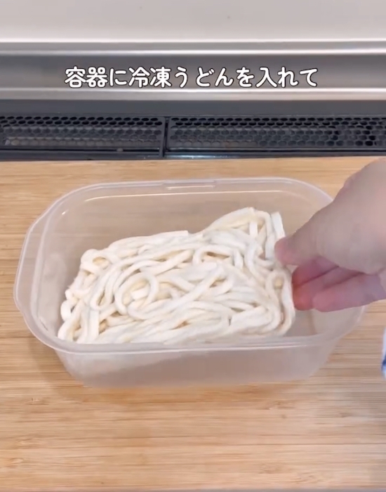 「ヤミツキになるやつ」「超簡単」　冷凍うどんと『一緒』にレンチンした食材が…？