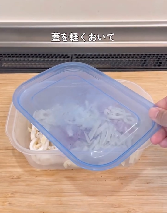 「ヤミツキになるやつ」「超簡単」　冷凍うどんと『一緒』にレンチンした食材が…？