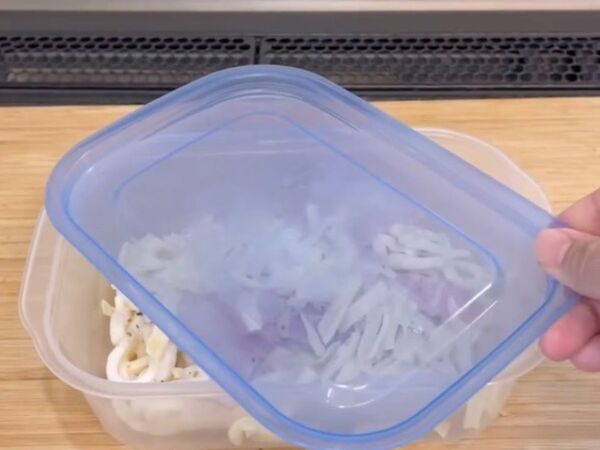「ヤミツキになるやつ」「超簡単」　冷凍うどんと『一緒』にレンチンした食材が…？