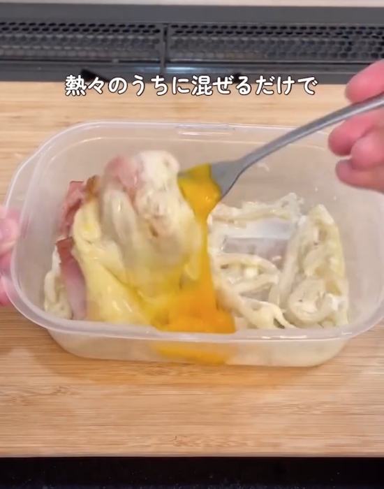 「ヤミツキになるやつ」「超簡単」　冷凍うどんと『一緒』にレンチンした食材が…？