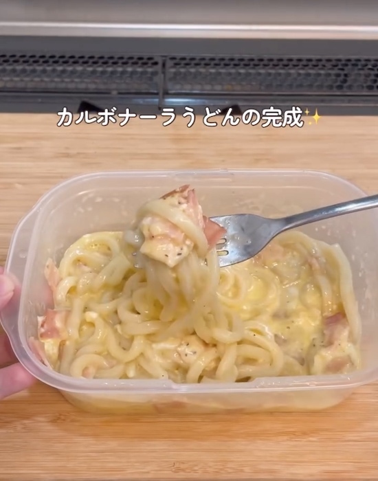 「ヤミツキになるやつ」「超簡単」　冷凍うどんと『一緒』にレンチンした食材が…？