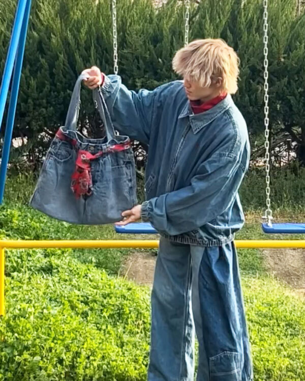 デニムパンツを切って裏返せば…　作ったものに「天才すぎる！」「これは欲しい」