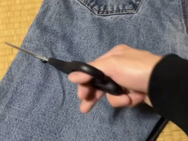 デニムパンツを切って裏返せば…　作ったものに「天才すぎる！」「これは欲しい」