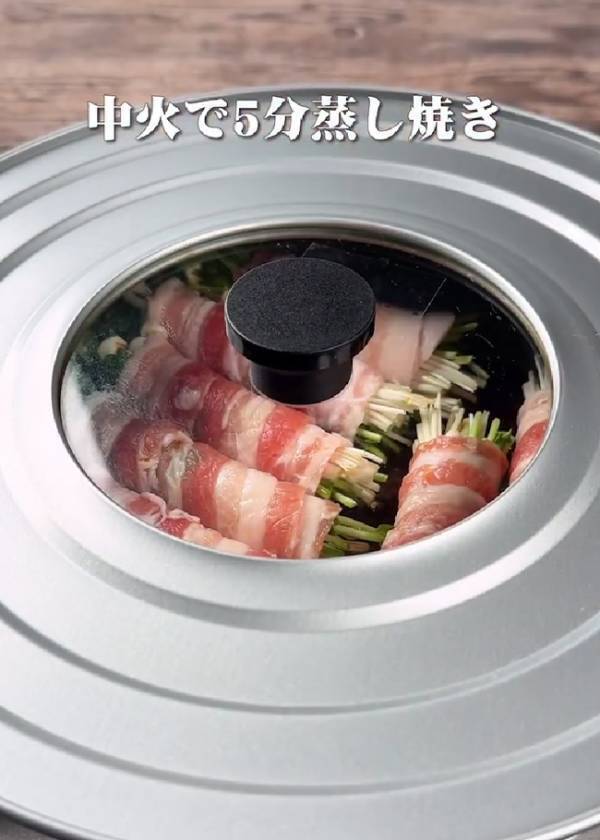 卵２個をフライパンに入れて？　ボリューム満点おかずに「天才すぎた」「早速作る！」