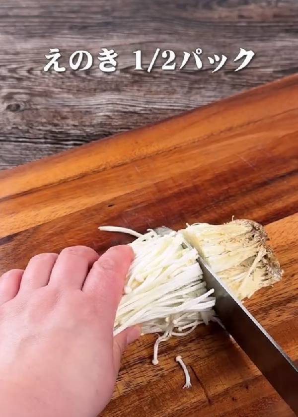 卵２個をフライパンに入れて？　ボリューム満点おかずに「天才すぎた」「早速作る！」