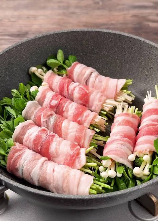 卵２個をフライパンに入れて？　ボリューム満点おかずに「天才すぎた」「早速作る！」