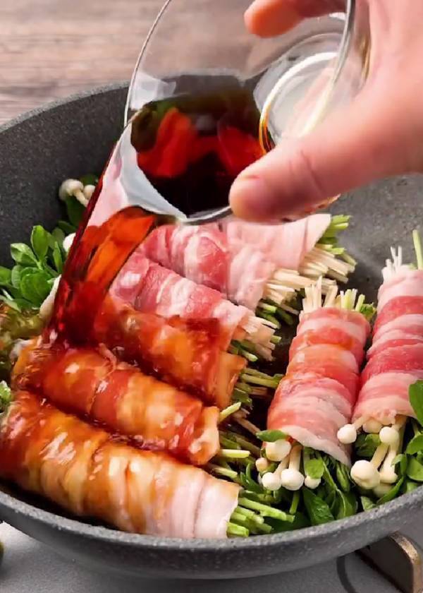 卵２個をフライパンに入れて？　ボリューム満点おかずに「天才すぎた」「早速作る！」