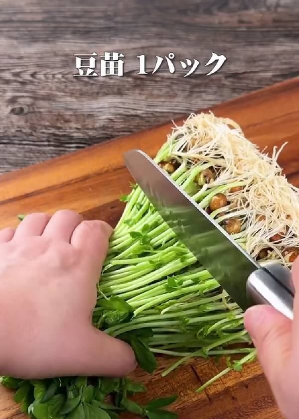 卵２個をフライパンに入れて？　ボリューム満点おかずに「天才すぎた」「早速作る！」