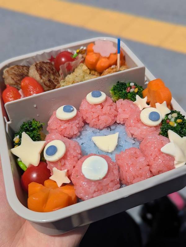 息子のリクエストに応えて…　母が作った弁当に「天才や」「開けたら感動」