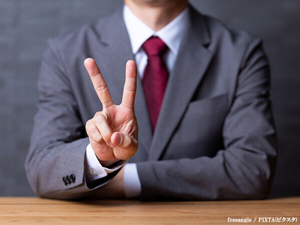 「元気もらった」「お茶吹き出した！」　突然上司がピース！？Vサインで返したら鬼の形相で？