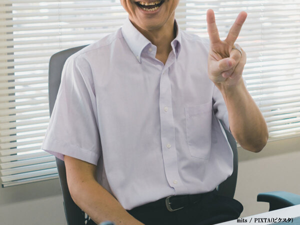 「元気もらった」「お茶吹き出した！」　突然上司がピース！？Vサインで返したら鬼の形相で？