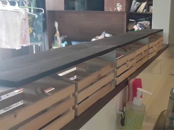 ごちゃ付き予防で収納力アップ！　キッチンカウンターの１００均DIYに「すごい」「天才的」