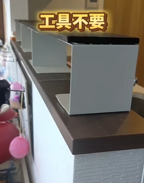 ごちゃ付き予防で収納力アップ！　キッチンカウンターの１００均DIYに「すごい」「天才的」