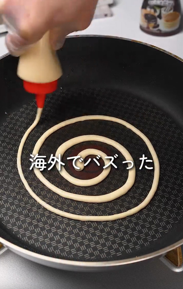 フライパンに渦巻きを描いて…　焼き上がったモノに「子供が喜ぶ」「これは天才」