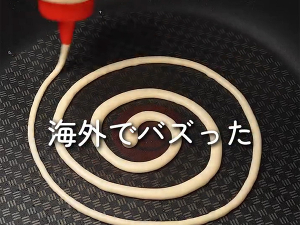 フライパンに渦巻きを描いて…　焼き上がったモノに「子供が喜ぶ」「これは天才」