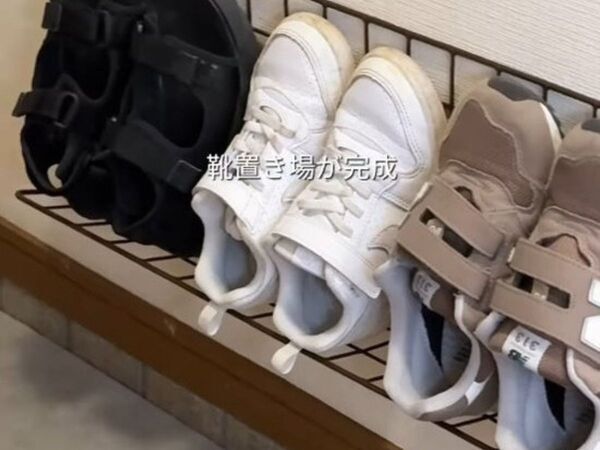 狭い玄関にも置ける！　１００均アイテムでシューズラックを作る方法に「真似する」「作ってみたい」