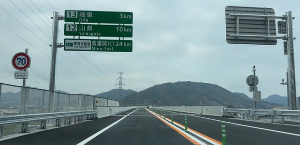 高速道路で撮影された１枚に驚きの声　道路標識をよく見ると…？