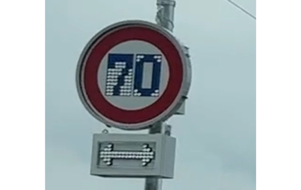 高速道路で撮影された１枚に驚きの声　道路標識をよく見ると…？