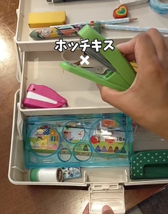 ホッチキスとクリアファイルで針穴が目立たない！　壁面活用DIYに「賃貸でも安心」