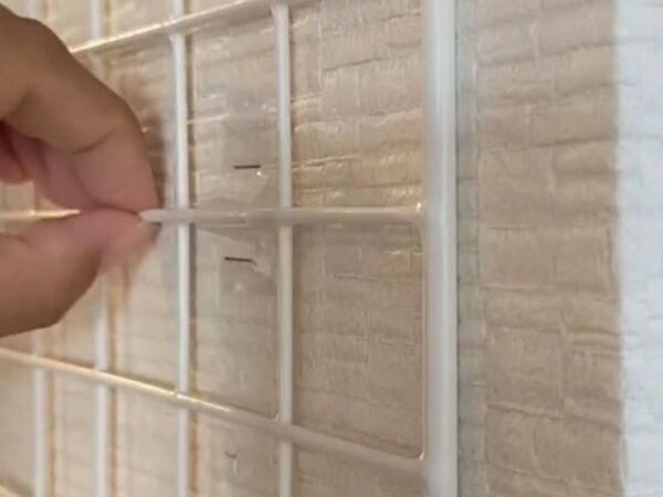 ホッチキスとクリアファイルで針穴が目立たない！　壁面活用DIYに「賃貸でも安心」