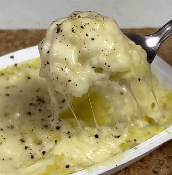 『パックご飯』にかけてチンするだけで…　「絶対うまいやつ」「これはすごい」