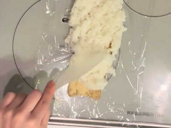 「危険すぎる」「天才か」　おにぎりを作る時に、海苔の代わりに使ったのが…