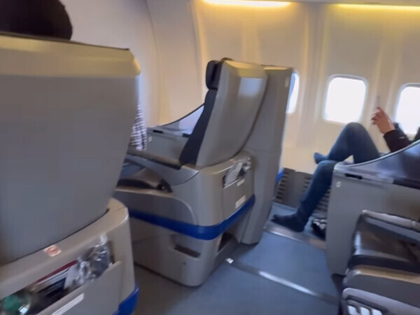 飛行機の座席に『仕掛け』が…　外国人がANAに感動「コレ最高」「天才か」