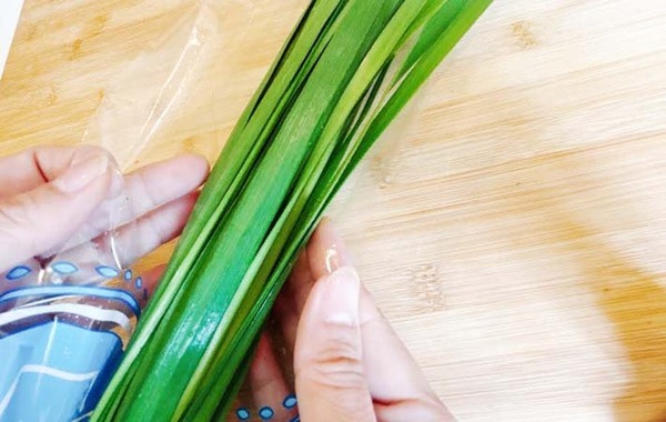 えっ、そっち？　ニラの袋の開け方に「出しやすい」「次もやる」