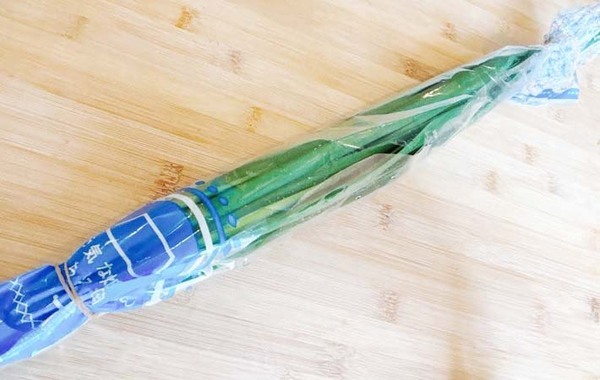 えっ、そっち？　ニラの袋の開け方に「出しやすい」「次もやる」
