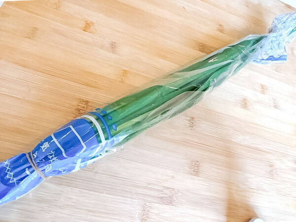 えっ、そっち？　ニラの袋の開け方に「出しやすい」「次もやる」