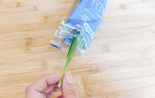 えっ、そっち？　ニラの袋の開け方に「出しやすい」「次もやる」