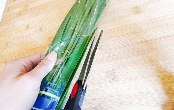えっ、そっち？　ニラの袋の開け方に「出しやすい」「次もやる」