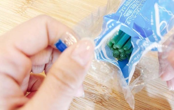 えっ、そっち？　ニラの袋の開け方に「出しやすい」「次もやる」