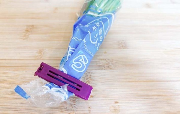 えっ、そっち？　ニラの袋の開け方に「出しやすい」「次もやる」