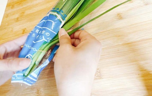 えっ、そっち？　ニラの袋の開け方に「出しやすい」「次もやる」