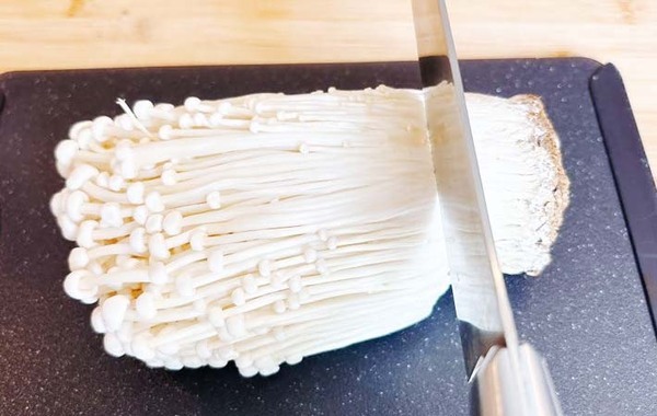 エノキの割き方、迷っていない？　早くて楽な裏ワザに「便利すぎる」「なるほど」