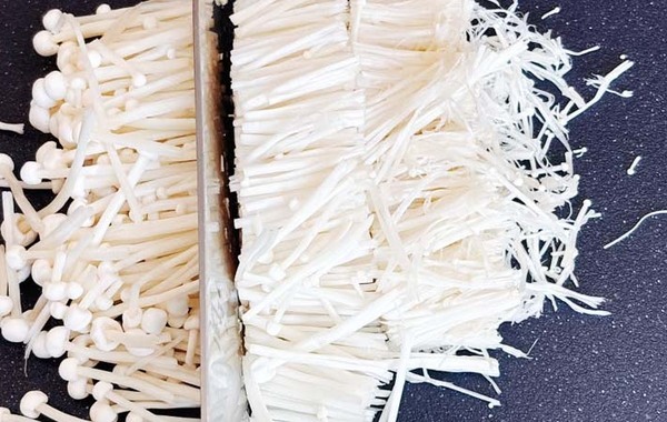 エノキの割き方、迷っていない？　早くて楽な裏ワザに「便利すぎる」「なるほど」