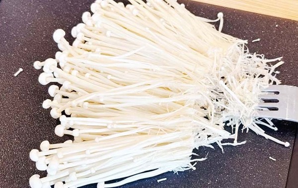 エノキの割き方、迷っていない？　早くて楽な裏ワザに「便利すぎる」「なるほど」