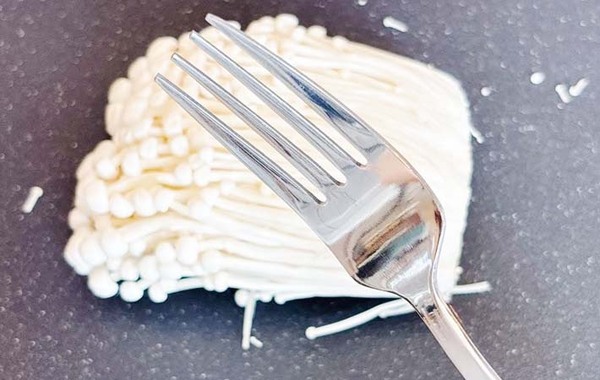 エノキの割き方、迷っていない？　早くて楽な裏ワザに「便利すぎる」「なるほど」