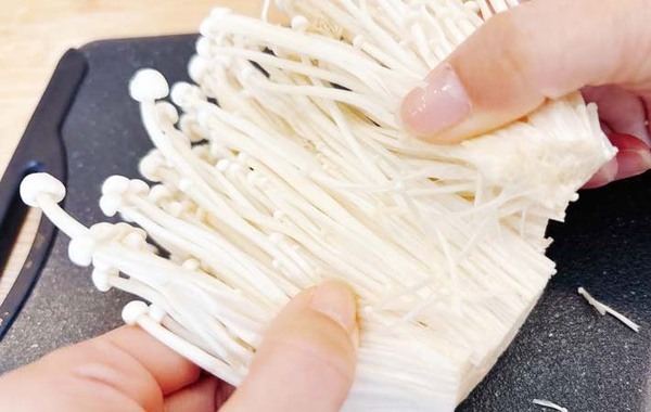 エノキの割き方、迷っていない？　早くて楽な裏ワザに「便利すぎる」「なるほど」